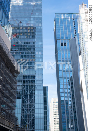 ビルの谷間から空を見上げる（東京駅周辺） 120035993