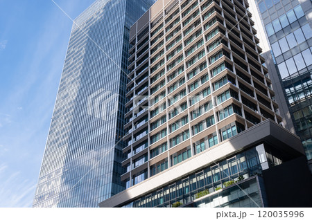 高層ビルを見上げるオフィス街の風景(東京駅周辺) 高層ビルを見上げるオフィス街の風景(東京駅周辺) 120035996