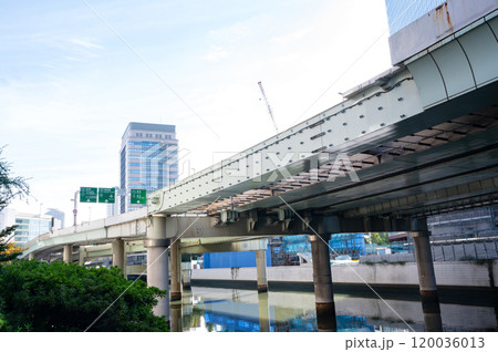 首都高と高層ビルの風景(東京日本橋) 首都高と高層ビルの風景(東京日本橋) 120036013