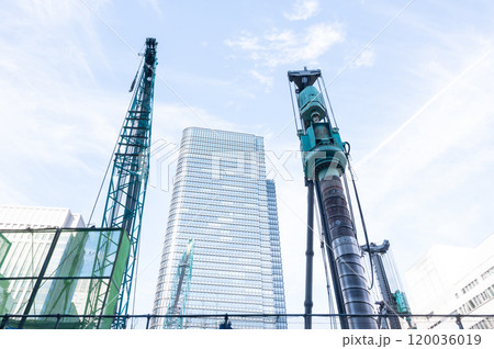大規模建設現場のある都市風景（東京駅周辺） 120036019