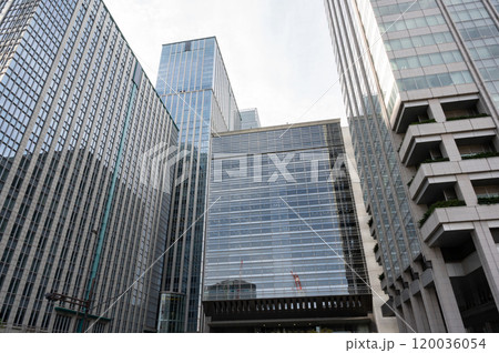 高層ビル群を見上げる（東京駅周辺） 120036054