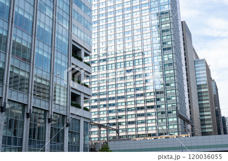 高層ビル群を見上げる（東京駅周辺） 120036055