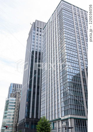 高層ビル群を見上げる（東京駅周辺） 120036056