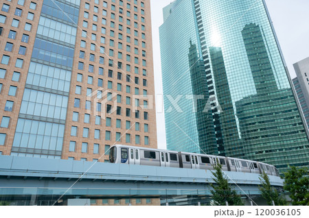 汐留にそびえ立つ高層ビル群とゆりかもめの風景 120036105