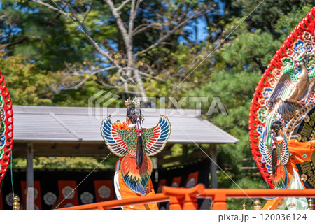 三重県伊勢市伊勢神宮で行われる秋の神楽祭の演目である迦陵頻の舞人 120036124