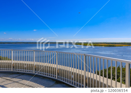 北海道　苫小牧市にある 道の駅 ウトナイ湖 展望台からの眺め 120036554