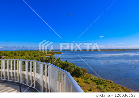 北海道　苫小牧市にある 道の駅 ウトナイ湖 展望台からの眺め 120036555