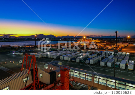 北海道　苫小牧市　苫小牧西港フェリーターミナル（夕景） 120036628