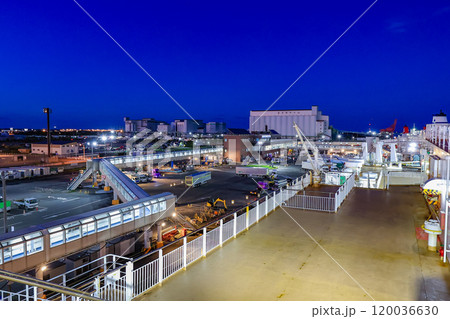 北海道　苫小牧市　苫小牧西港フェリーターミナル（夕景） 120036630