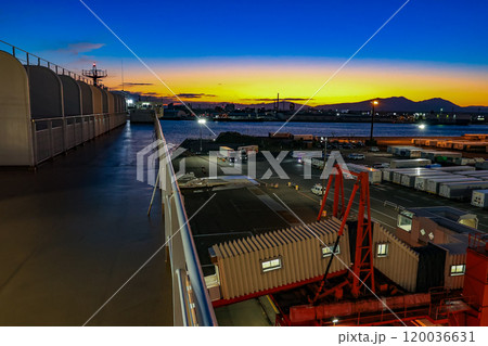 北海道　苫小牧市　苫小牧西港フェリーターミナル（夕景） 120036631