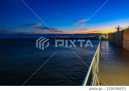 北海道　苫小牧市　苫小牧西港フェリーターミナル（夕景） 120036633