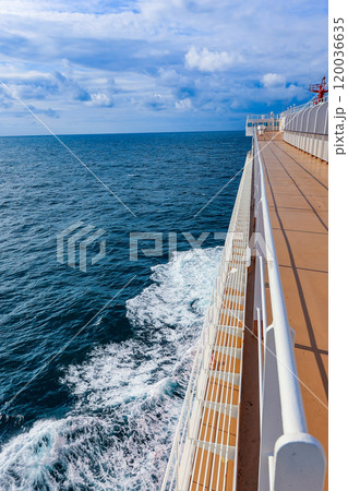 北海道　苫小牧西港から大洗港フェリーターミナルに向かう さんふらわあ 120036635