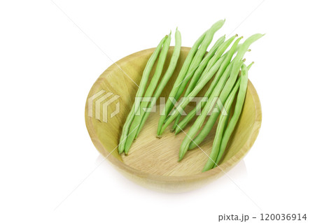 green peas isolated on white background green peas isolated on white background 120036914