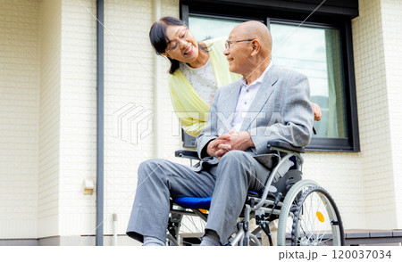 車椅子に座るシニア女性 夫婦 車椅子に座るシニア女性 夫婦 120037034