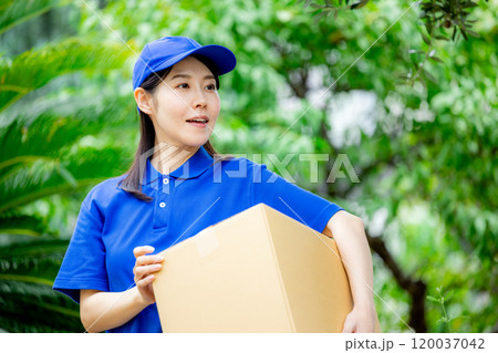 荷物を届ける宅急便の女性ドライバー 荷物を届ける宅急便の女性ドライバー 120037042