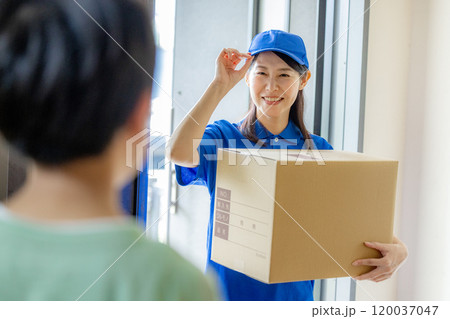 配送するスタッフ女性 配送するスタッフ女性 120037047