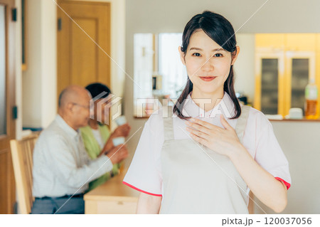 介護施設のエプロン姿の若い介護士 介護施設のエプロン姿の若い介護士 120037056