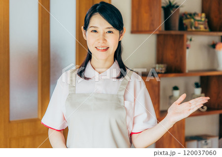 介護施設のエプロン姿の若い介護士 介護施設のエプロン姿の若い介護士 120037060