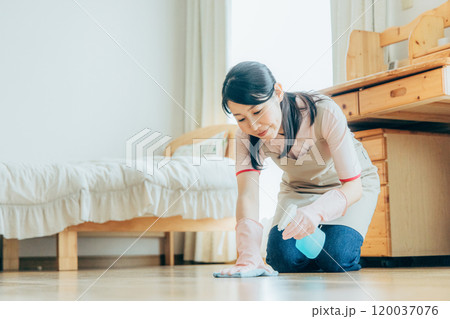 清掃をするかわいい女性 120037076