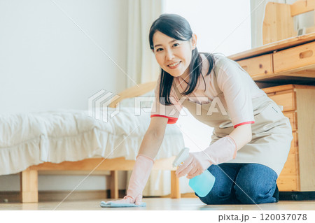 清掃をするかわいい女性 120037078