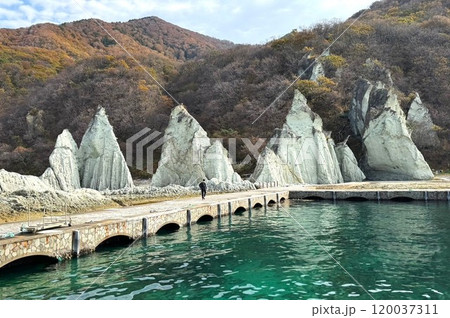 仏ヶ浦の海蝕崖の奇観（桟橋付近） 120037311