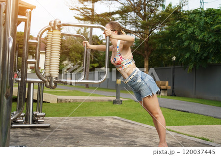 A young woman enjoying an workout outdoors  120037445