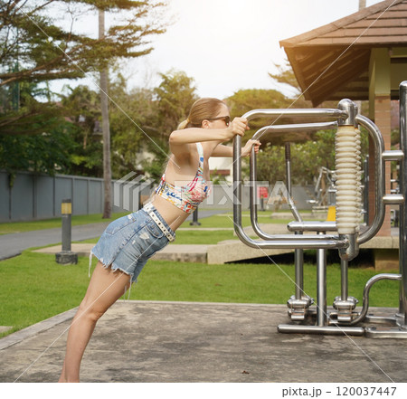 A young woman enjoying an workout outdoors  120037447
