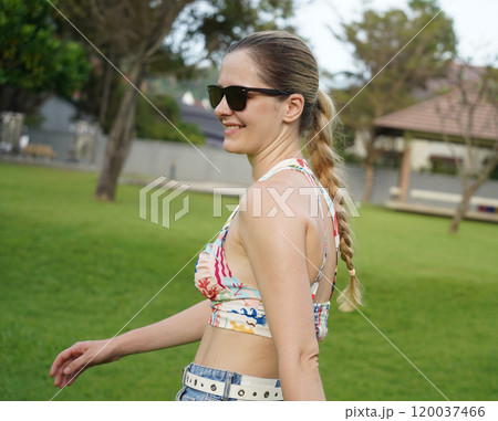 A young woman enjoying an workout outdoors  120037466