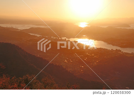 鳴滝山展望台からの眺望・朝日（広島県・尾道市） 120038300