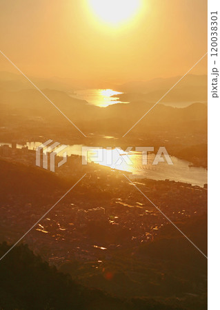 鳴滝山展望台からの眺望・朝日(広島県・尾道市) 鳴滝山展望台からの眺望・朝日(広島県・尾道市) 120038301
