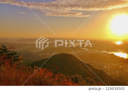 鳴滝山展望台からの眺望・朝日（広島県・尾道市） 120038302
