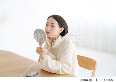 肌のトラブルに悩む女性 120038400