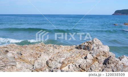 打ち寄せる波、海の風景。 打ち寄せる波、海の風景。 120038509