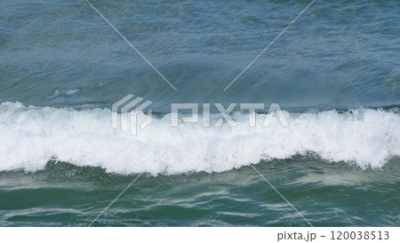 打ち寄せる波、海の風景。 打ち寄せる波、海の風景。 120038513