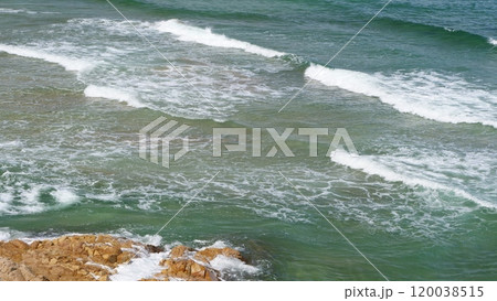 打ち寄せる波、海の風景。 打ち寄せる波、海の風景。 120038515