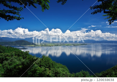 夏の青い空の琵琶湖　奥琵琶湖パークウェイのつづら尾崎展望台の眺め 120038638