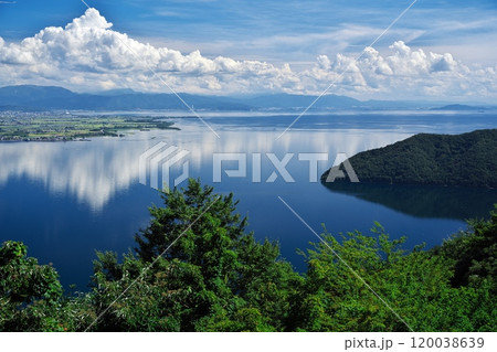 夏の青い空の琵琶湖　奥琵琶湖パークウェイのつづら尾崎展望台の眺め 120038639