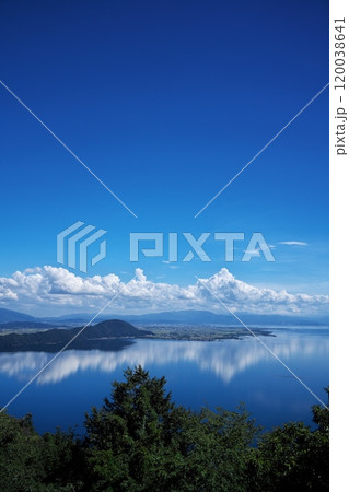 夏の青い空の琵琶湖　奥琵琶湖パークウェイのつづら尾崎展望台の眺め 120038641