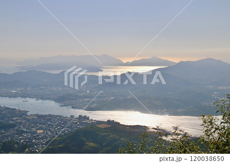 鳴滝山展望台からの眺望・尾道俯瞰(広島県・尾道市) 鳴滝山展望台からの眺望・尾道俯瞰(広島県・尾道市) 120038650