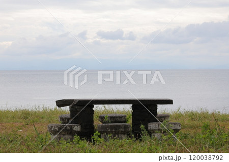 琵琶湖とベンチと曇天 120038792