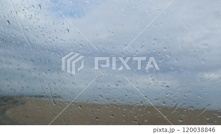 窓についた水滴、雨天の海。 120038846