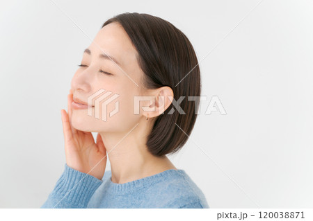 スキンケアをする30代女性 120038871