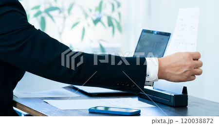 書類をスキャンする男性ビジネスマの手元 120038872