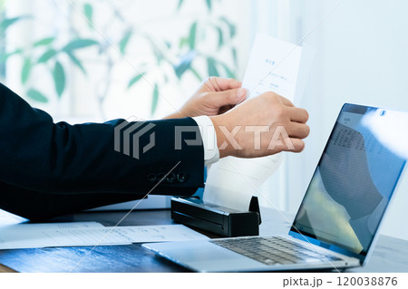 書類をスキャンする男性ビジネスマの手元 120038876