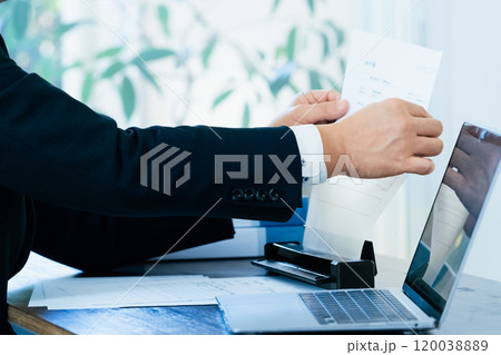 書類をスキャンする男性ビジネスマの手元 120038889