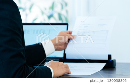 書類をスキャンする男性ビジネスマの手元 120038893