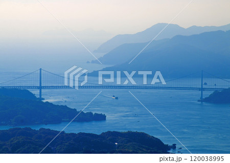 鳴滝山展望台からの眺望・因島大橋(広島県・尾道市) 鳴滝山展望台からの眺望・因島大橋(広島県・尾道市) 120038995