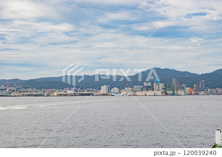 遊覧船から見た神戸市街と六甲山 120039240