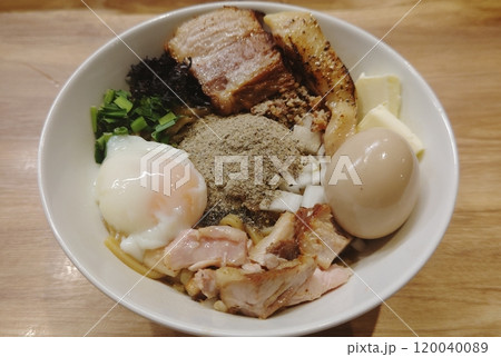 具沢山のチャーシューが入った汁なしらーめん 具沢山のチャーシューが入った汁なしらーめん 120040089