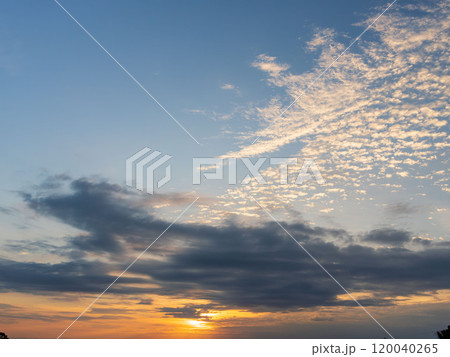 秋の日の朝焼けと青空19 秋の日の朝焼けと青空19 120040265